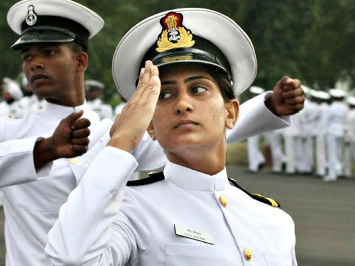 shubhangi swaroop the first woman pilot inducted into indian navy even sky is not the limit for this inspiring woman!